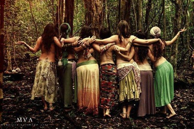 Le donne in cerchio attirano una  forza di connessione tale che…