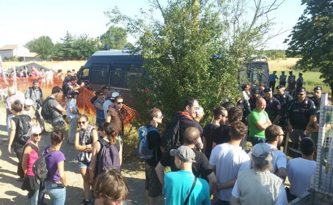 I No-Tav bloccano un esproprio a Pozzolo Formigaro contro decine di poliziotti