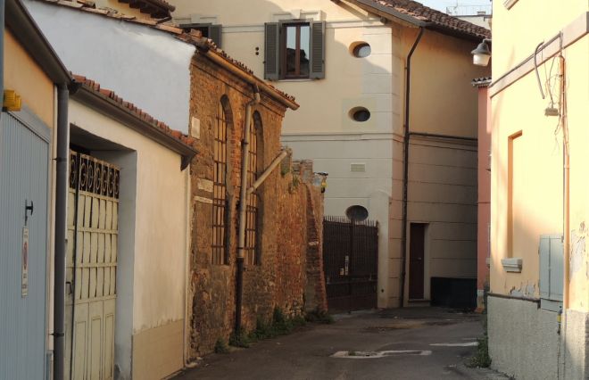 Problemi in vicolo Ossonella a Tortona: pendenze sbagliate e maleducazione di alcuni tortonesi