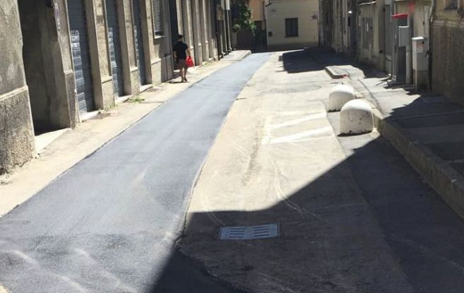 Tortona, via Zenone asfaltata così. E piovono critiche su Facebook
