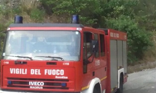 A fuoco una baracca alla periferia di Ventimiglia