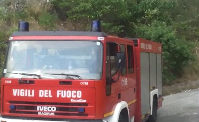 A fuoco una baracca alla periferia di Ventimiglia