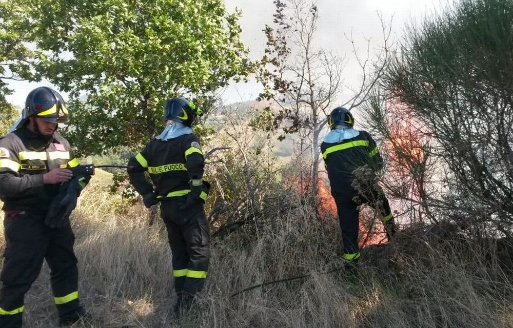 Incendio in via Postumia a Tortona, intervengono i Vigili del Fuoco