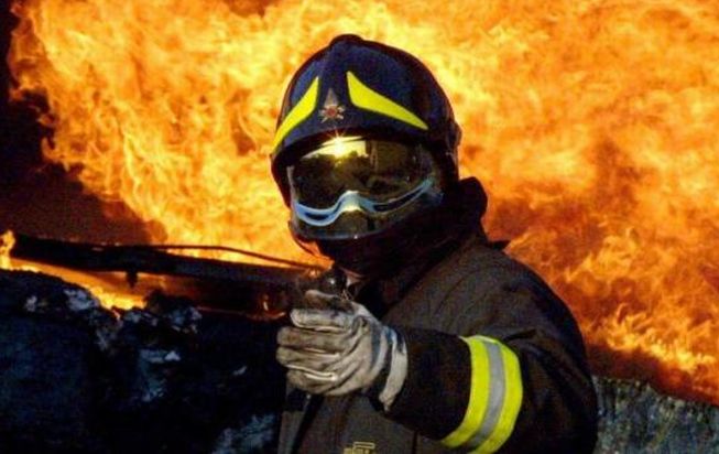 Fiamme in un capannone a Boscomarengo e una catasta di legna a Gavi