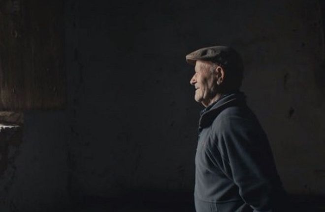 Si sveglia di notte, non trova la moglie e si sente male, ma lei era nell’orto