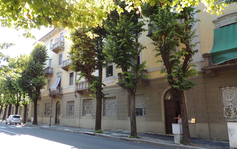Cadono calcinacci da un balcone in via Emilia a Tortona e i pompieri mettono in sicurezza la zona