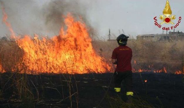Fiamme a Rivalta Scrivia e San Giuliano: pompieri mobilitati per ore sul territorio, nessun danno a strutture