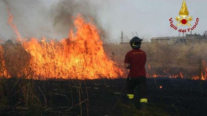 Incendio sulla linea ferroviaria fra Tortona e Voghera, treni in forte ritardo e duro lavoro dei pompieri