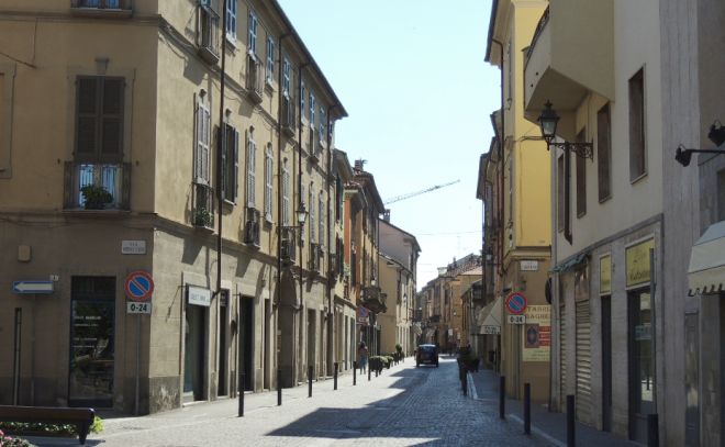 Il passaggio delle auto non aiuta il Commercio. L’esempio a Tortona in via Emilia Nord