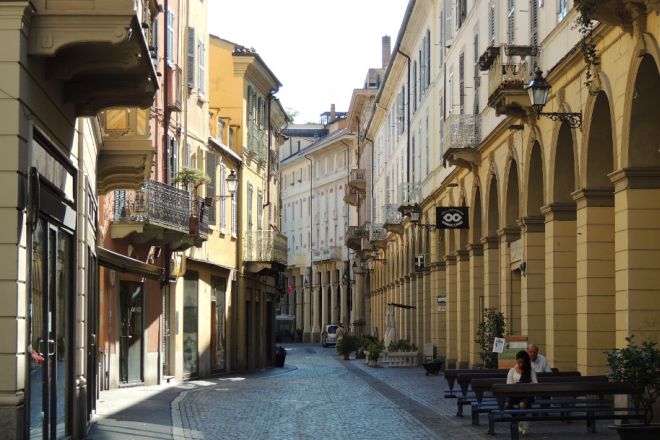 A Tortona il problema non è l’isola pedonale ma il Commercio di qualità, la cortesia, la scelta, la professionalità…