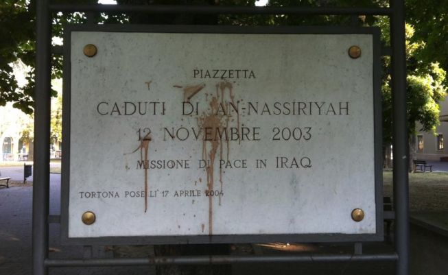 Imbrattata la lapide che ricorda gli italiani caduti a Nassirya