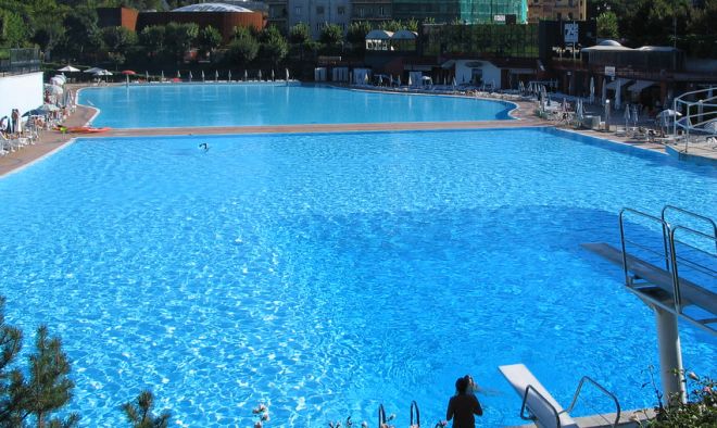 La piscina di Acqui. 84 anni, ma non li dimostra