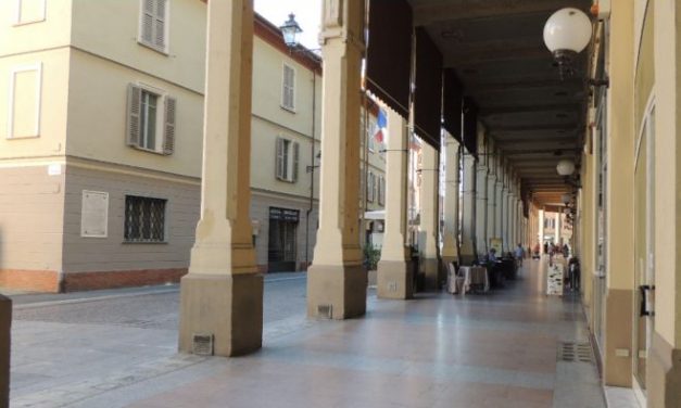 I portici “salotto buono” di Tortona imbrattati da cicche e patatine: il Comune corre ai ripari con un intervento da 1.078 euro