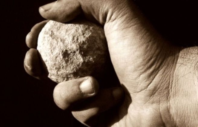 Giovane dà di matto nel casalese e lancia pietre contro una Casa di Riposo e alcune persone