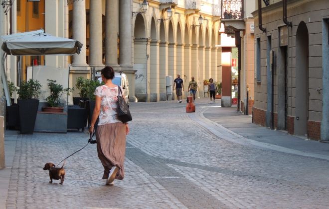 Madre tortonese di 46 anni si uccide gettandosi dal terzo piano in via Emilia