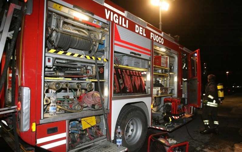 Brucia il tetto di una villetta in via Diano Calderina a Imperia, intervengono i Vigili del fuoco