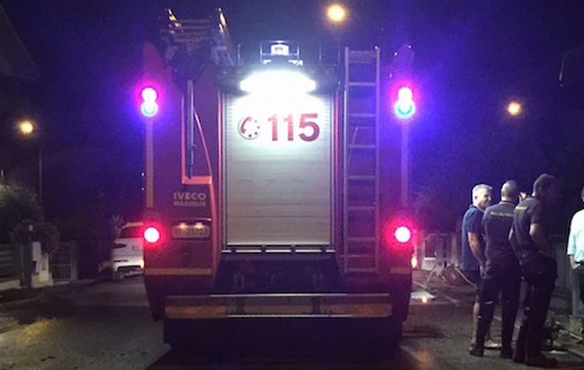 Doppio incendio nella notte ad  Ospedaletti: bruciano foglie di palme