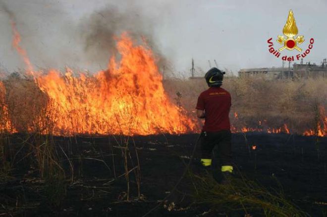 Costarainera, incendio vicino al paese, i Vigili del Fuoco salvano un garage dalle fiamme