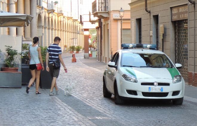 I vigili Urbani di Tortona contro chi abbandona i rifiuti in strada. Diverse persone finiscono nei guai