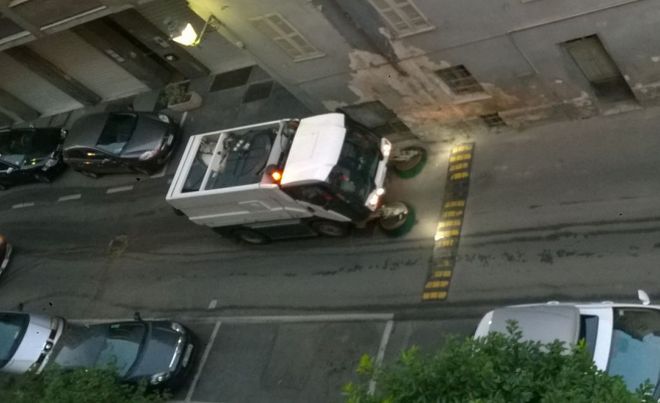 A Tortona pulire le strade è impossibile perché i residenti lasciano l’auto in sosta e multe non se ne fanno