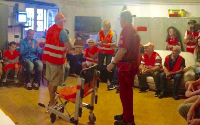 I cinghialisti di Diano Serreta regalano una portantina alla Croce Rossa