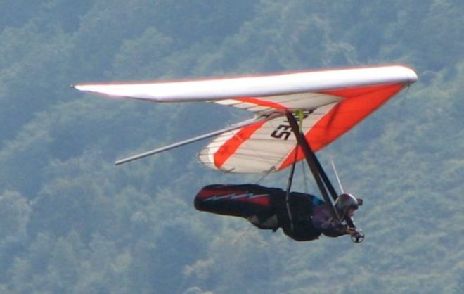 Quarantenne precipita col deltaplano a Brignano Frascata e si salva miracolosamente