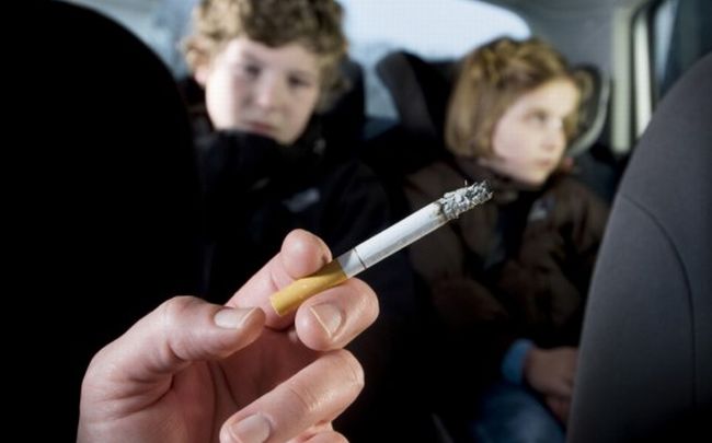 Fuma in auto con a bordo il figlio minorenne, multato dalla Polizia stradale di Ovada