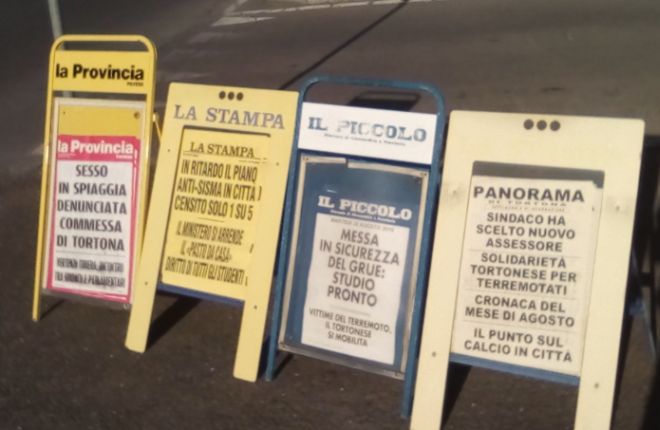 L’informazione online corre più veloce e si vede anche dalle locandine dei giornali che però hanno un ruolo diverso