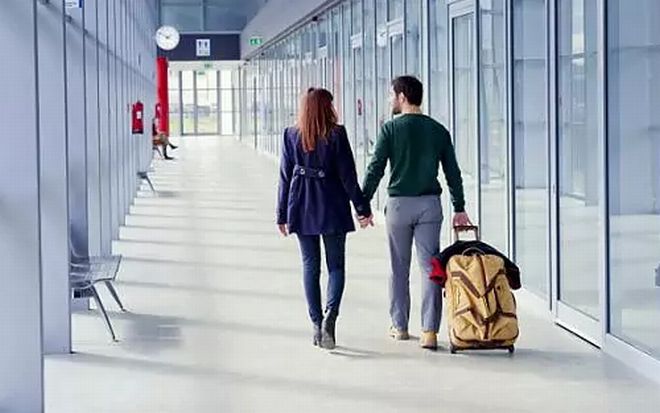 Giovani in fuga dall’Italia, poveri e pensionati alla fame, mentre profughi e immigrati……..