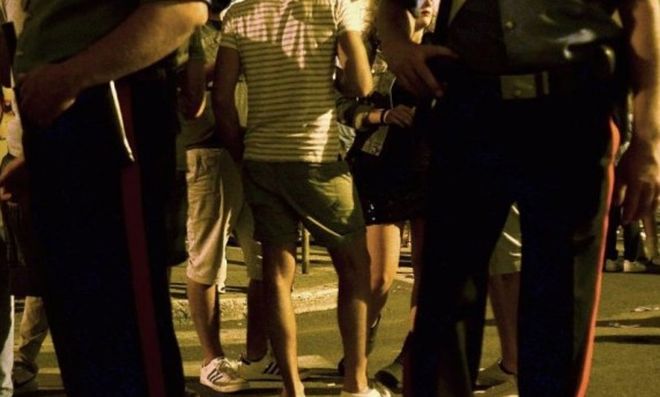 Rissa da far west in via Galilei ad Alessandria con decine di persone che si danno botte da orbi. Sei feriti