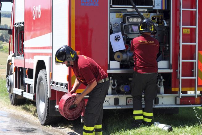 Sanremo, a fuoco a un cassonetto di rifiuti, le fiamme lambiscono i tubi del gas ma i pompieri scongiurano ogni pericolo