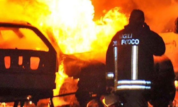 Un incendio davanti al Liceo scientifico di Alessandria