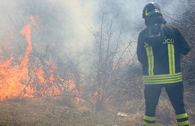 Brucia la campagna tortonese e torna l’incubo del piromane a Viguzzolo. Grave incendio anche a Denice