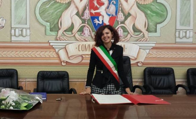 Coppia svizzera sceglie di sposarsi a Diano Marina, emozionata l’assessore Brunazzi che celebra il suo primo matrimonio