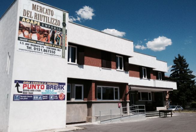 Tortona, portano i vestiti ai poveri e lasciano nelle tasche un etto di cocaina del valore di circa 5 mila euro