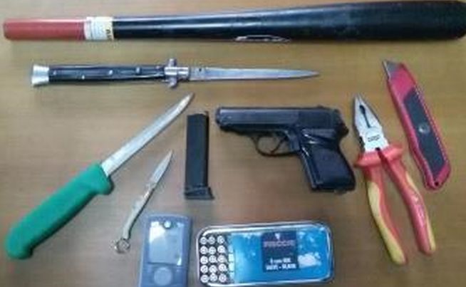 Bosco marengo, in auto con questo arsenale di armi, denunciato un italiano