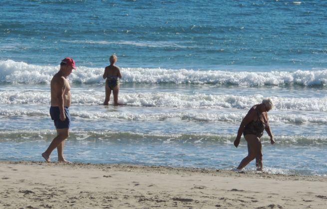Diano Marina ore 13, qualcuno fa ancora il bagno al 27 ottobre