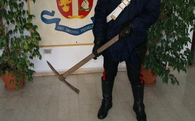 A Bordighera un abitante affronta un ladro armato di piccone, a Sanremo invece problemi per un ubriaco al bar