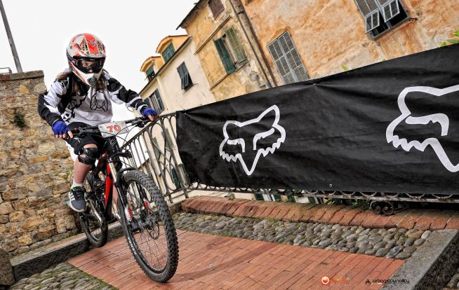 Una gara spettacolare in bicicletta tra i vicoli di Cervo con arrivo sulla spiaggia