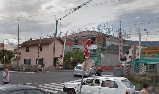 Camion rimane incastrato nel passaggio a livello di Diano Marina, treni in ritardo e traffico in tilt