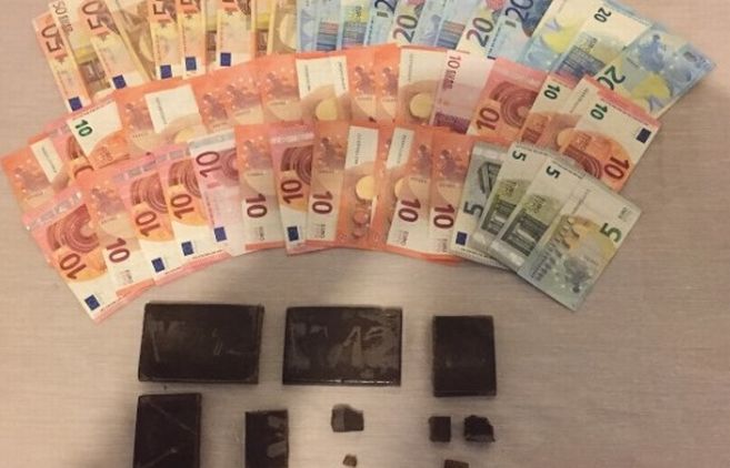 Alessandria, due marocchini arrestati, soldi  e 280 grammi di droga sotto sequestro