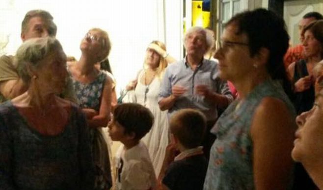 Turisti francesi a Cervo, Diego Eléna suggerisce loro i punti più interessanti da visitare