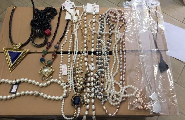 La Finanza di Tortona sequestra bigiotteria e oltre duemila articoli non a norma in un negozio cinese