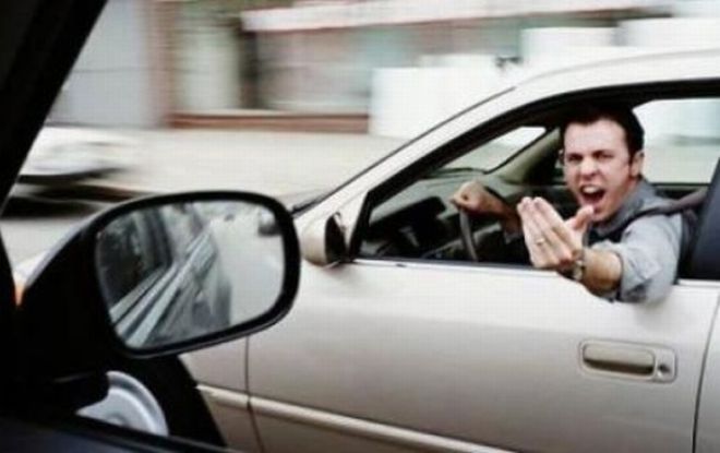 Furibonda lite fra due automobilisti ad Alessandria, un uomo e una donna