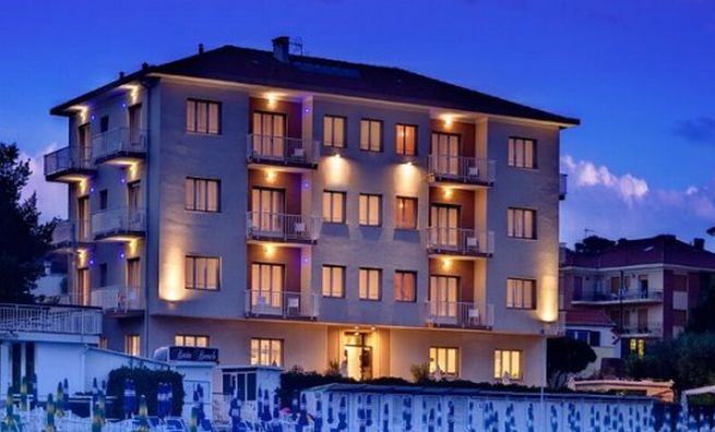 Un incendio distrugge la lavanderia dell’hotel “La Baia” di Diano Marina