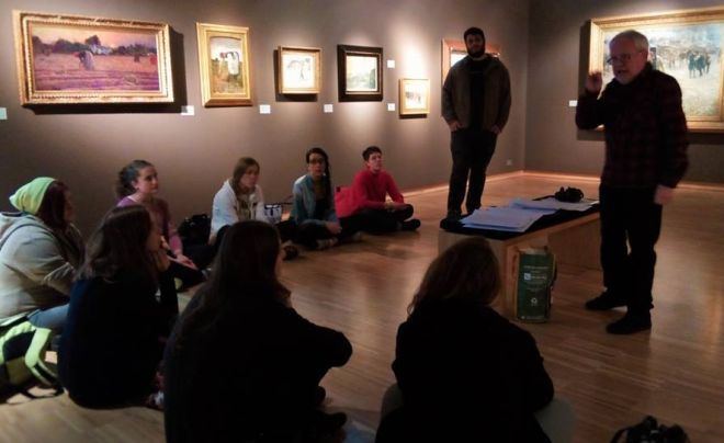 Studenti di Brescia in visita a “Il Divisionismo” di Tortona con il prof che tiene una lezione sul campo