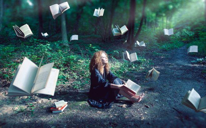 Sabato a Tortona, le SOMS regalano un libro a chi si ferma per qualche istante in piazza de Amicis