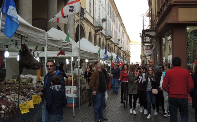 Tortona, tanta gente al mercatino dei prodotti tipici regionali in città fino a domenica.
