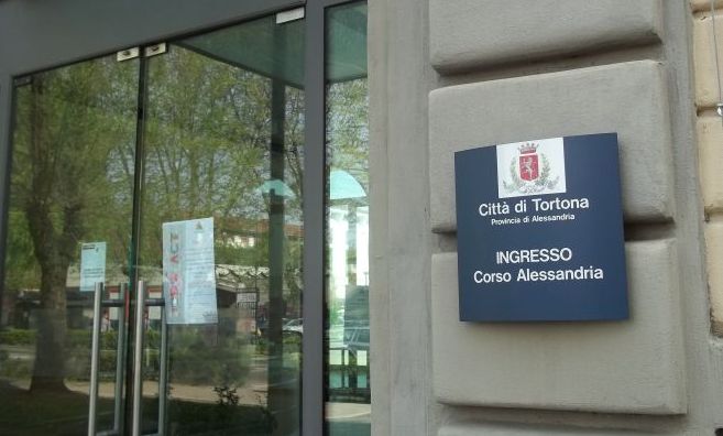 Parapiglia in municipio a Tortona: una straniera lancia sedie e cestini e colpisce una dipendente comunale