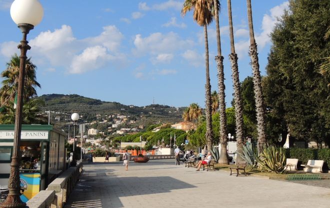 Diano Marina, interventi di manutenzione alla passeggiata sul mare e al Ponte delle oche